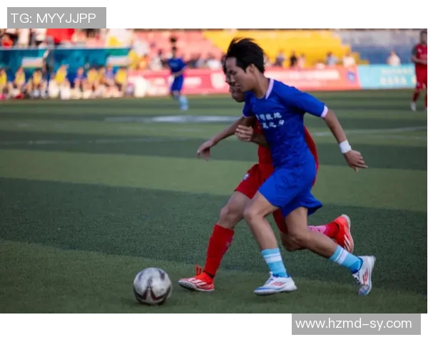 从乡村小子到绿茵场上的足球明星的奋斗历程与梦想追逐