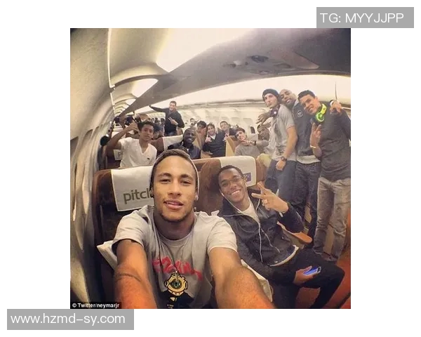 足球明星与球迷亲密合照瞬间展现热爱与激情的美好时刻